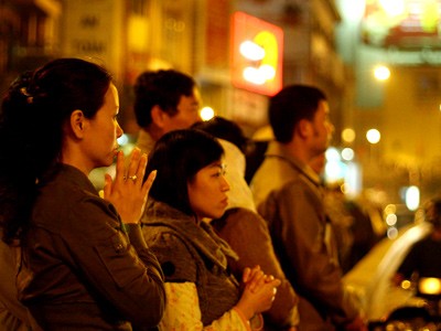 Chen nhau lên chùa rằm tháng giêng ảnh 2 Chen nhau lên chùa rằm tháng giêng ảnh 2