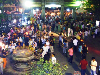 Chen nhau lên chùa rằm tháng giêng ảnh 7 Chen nhau lên chùa rằm tháng giêng ảnh 7
