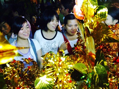 Chen nhau lên chùa rằm tháng giêng ảnh 8 Chen nhau lên chùa rằm tháng giêng ảnh 8