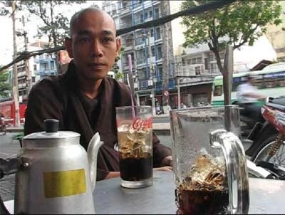 Sư đi bán nhang lấy tiền để `tu`