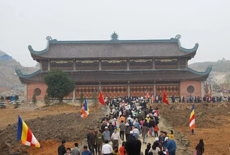 Nô nức đi lễ đầu năm ở chùa Bái Đính