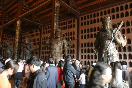 Nô nức đi lễ đầu năm ở chùa Bái Đính