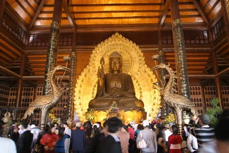 Nô nức đi lễ đầu năm ở chùa Bái Đính