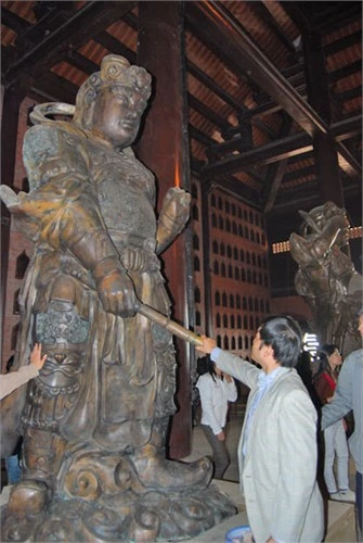 Nô nức đi lễ đầu năm ở chùa Bái Đính