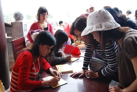 Nô nức đi lễ đầu năm ở chùa Bái Đính