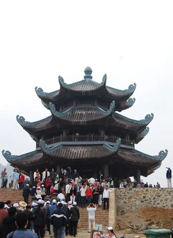 Nô nức đi lễ đầu năm ở chùa Bái Đính