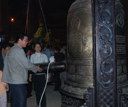 Nô nức đi lễ đầu năm ở chùa Bái Đính