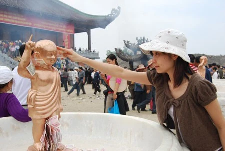 Nô nức đi lễ đầu năm ở chùa Bái Đính