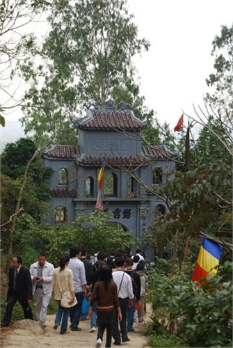 Nô nức đi lễ đầu năm ở chùa Bái Đính