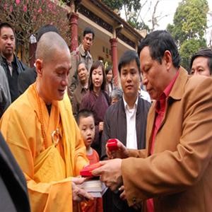 Ô. Lại Hồng Khánh - Trưởng ban Tuyên giáo Thành ủy trao Huy hiệu Thành phố vì hòa bình và tặng sách cho Đại đức Thích Minh Hiền - trụ trì chùa Hương Ô. Lại Hồng Khánh - Trưởng ban Tuyên giáo Thành ủy trao Huy hiệu Thành phố vì hòa bình và tặng sách cho Đại đức Thích Minh Hiền - trụ trì chùa Hương