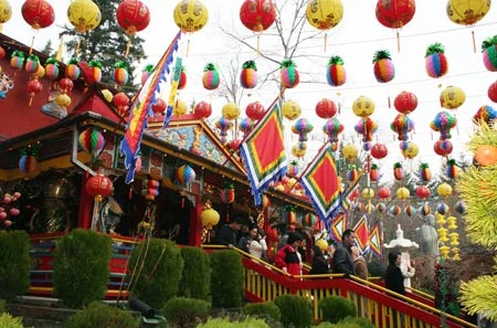 Cờ, đèn, hoa được trang trí khắp nơi.
