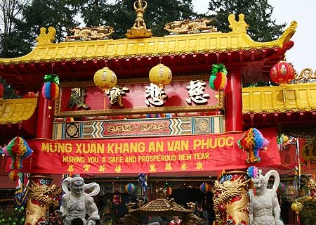 Ngôi chùa được trang trí rực rỡ đón mừng năm mới âm lịch.