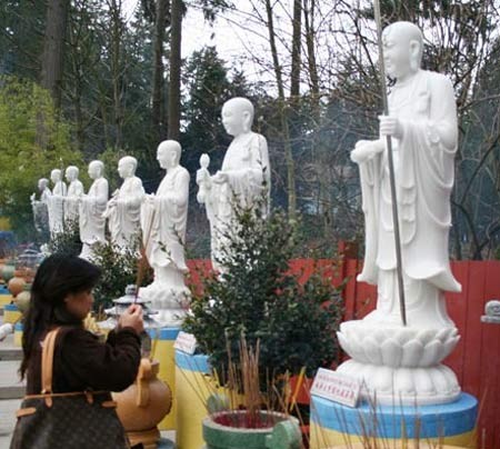 Chùa có hàng trăm tượng phật bằng đá cẩm thạch được tạo tác khá tinh xảo theo phong cách tượng Phật của người Việt. Chùa có hàng trăm tượng phật bằng đá cẩm thạch được tạo tác khá tinh xảo theo phong cách tượng Phật của người Việt.