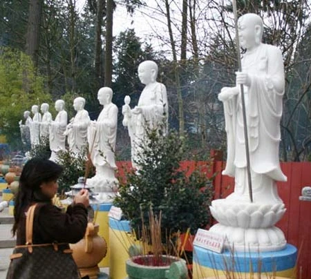 Chùa có hàng trăm tượng phật bằng đá cẩm thạch được tạo tác khá tinh xảo theo phong cách tượng Phật của người Việt.