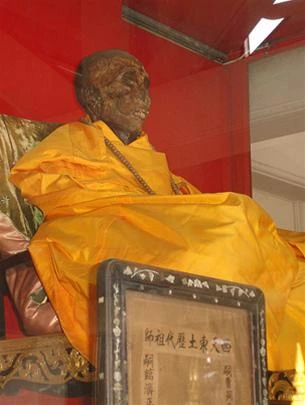 Nhục thân của Hòa thượng Thích Hổ Phách (người Việt Nam) Viên tịch sau Hòa Thượng Hổ Phách 09 năm, Hòa thượng Thích Phổ Sái tại chùa Khánh Vân (Bangkok) cũng đã để lại toàn thân xá lợi