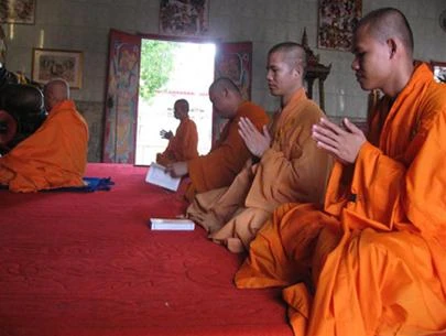 Hòa thượng Tăng trưởng hệ phái Phật giáo Annamnikaya (tức là người đứng đầu của An Nam Tông) tại Thái Lan Thích Kính Chiếu kể về quá trình phát triển của các chùa Việt Nam ở Thái. Các sư người Thái Lan đọc tụng kinh bằng tiếng Việt.