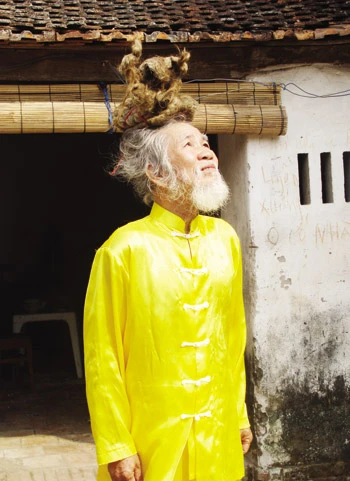 Dị nhân “đội” tóc rồng ảnh 1