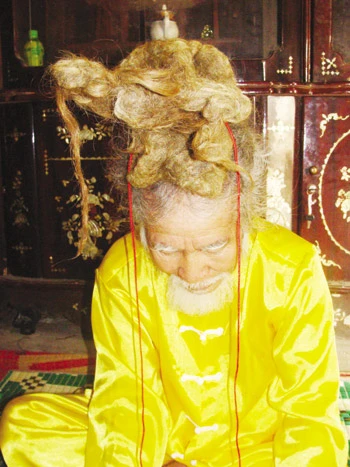 Dị nhân “đội” tóc rồng ảnh 3