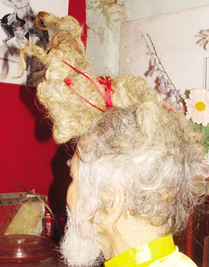 Dị nhân “đội” tóc rồng ảnh 4