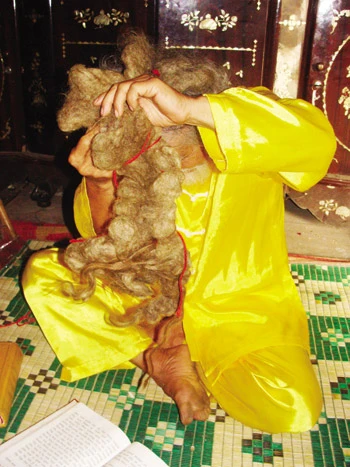 Dị nhân “đội” tóc rồng ảnh 5