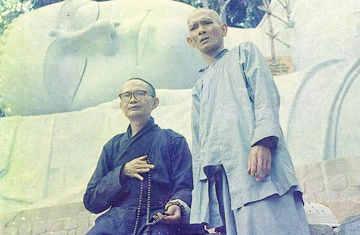 Trước mỗi giai đoạn công trình, hòa thượng Thích Vĩnh Thọ lại làm lễ nguyện cầu chư Phật phù hộ cho công trình được như ý. Ảnh tư liệu gia đình ông Trương Đình Ý.