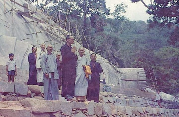 Hòa thượng Thích Vĩnh Thọ và điêu khắc gia Trường Đình Ý (phải).