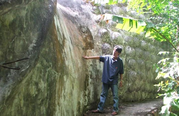 Cánh cửa sau cổ tượng đã bị lấp làm phát sinh nhiều lời đồn đoán.