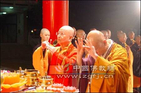 Trưởng lão Tịnh Tâm niêm hương cầu nguyện ailoan 4.jpg