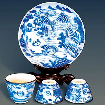 Dĩa và tác uống trà triều vua Minh Mạng (1820-1840).