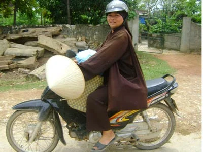 Một sư giả ở Nghĩa Đồng đang trên đường "đi làm". Thứ nghề này đối với rất nhiều người ở xóm 5, xã Nghĩa Đồng (Tân Kỳ, Nghệ An) là nghề chính của họ. Bởi "đầu tư" ban đầu không nhiều nhưng dễ kiếm tiền. Khỏe hơn nhiều so với nghề làm ruộng. Ảnh: Vương Trần