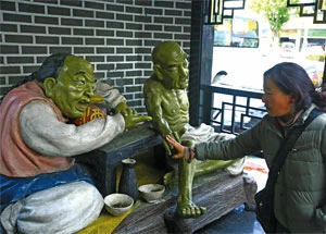 Những người dân Tibet hành hương Lhasa chỉ để sờ các tượng vì các Đạt lai lạt ma đã đi xa