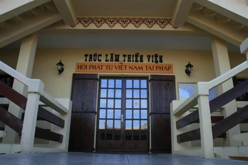 Cổng vào thiền viện