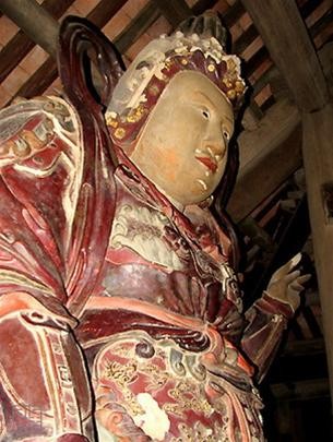 Tượng Hộ Pháp hiền từ trông xuống dân chúng Tượng Hộ Pháp hiền từ trông xuống dân chúng