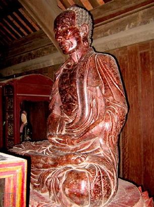 Đối xứng với pho Phật Bà là một pho tượng cũng rất đặc biệt: Tây Thiên Đông Độ lịch đại tổ sư Đối xứng với pho Phật Bà là một pho tượng cũng rất đặc biệt: Tây Thiên Đông Độ lịch đại tổ sư