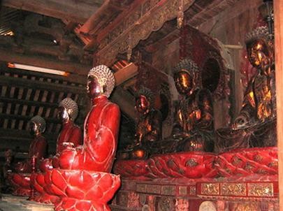 Chùa Bút Tháp có ba pho Tam thân cũng đặc biệt, sơn màu đỏ chứ không màu cánh gián thếp vàng như Tam thế Chùa Bút Tháp có ba pho Tam thân cũng đặc biệt, sơn màu đỏ chứ không màu cánh gián thếp vàng như Tam thế