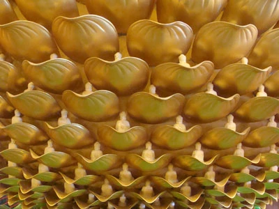 Trên mỗi cánh sen là một bức tượng Phật nhỏ…