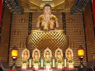 Tượng Phật Thích Ca giữa đại điện Phổ Quang Minh