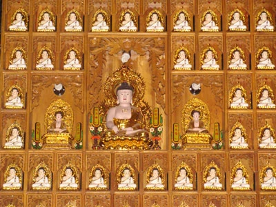 Tượng Phật trong những ô vuông trên tường