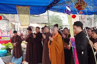 Các nhà sư làm lễ cầu siêu.