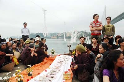 Gia đình có người thân thiệt mạng trên biển ngồi quanh cầu Kiều Hồn.