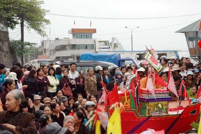 Vật phẩm cúng, tế cho lễ cầu siêu được phật tử đưa đến.