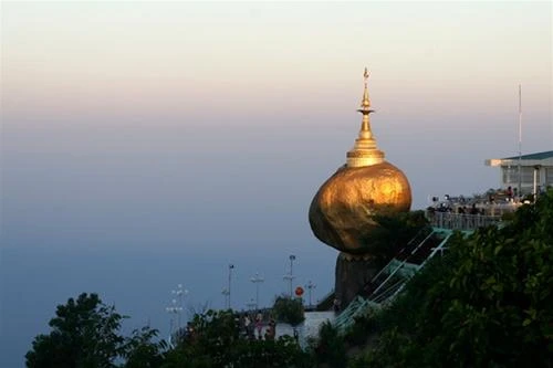 Tảng đá thiêng lung linh trong nắng sớm