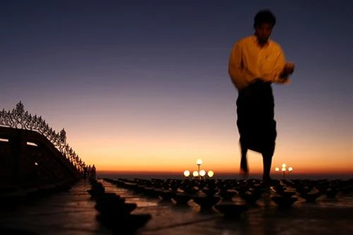 Thắp nến đêm trên chùa núi Vàng