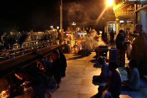 Các phật tử cầu nguyện ban đêm