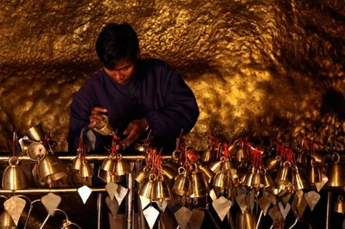 Người gỡ chuông trên tảng đá vàng