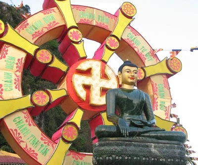 Tượng Phật ngọc dựa lưng vào ngọn Kim Sơn, Ngũ Hành Sơn, đón hàng nghìn du khách đến thưởng lãm và nguyện cầu cho hoà bình thế giới.