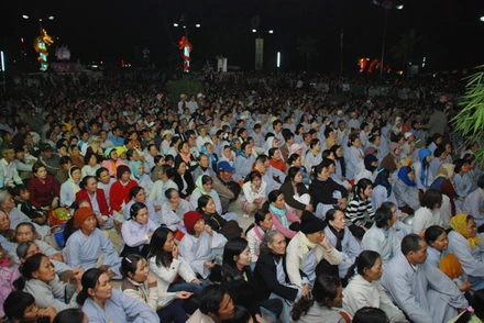 P6 - hang ngan nguoi tham gia le hoi_resize.JPG