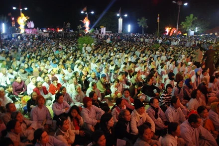 P7 - hang ngan nguoi ve tham du_resize.JPG