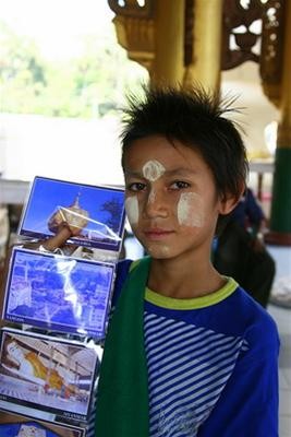 Trẻ em bán postcard dạo ở Shwethalyaung Trẻ em bán postcard dạo ở Shwethalyaung