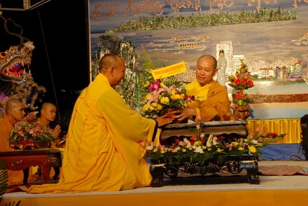 p2 - btc tang hoa TT giang su_resize.JPG